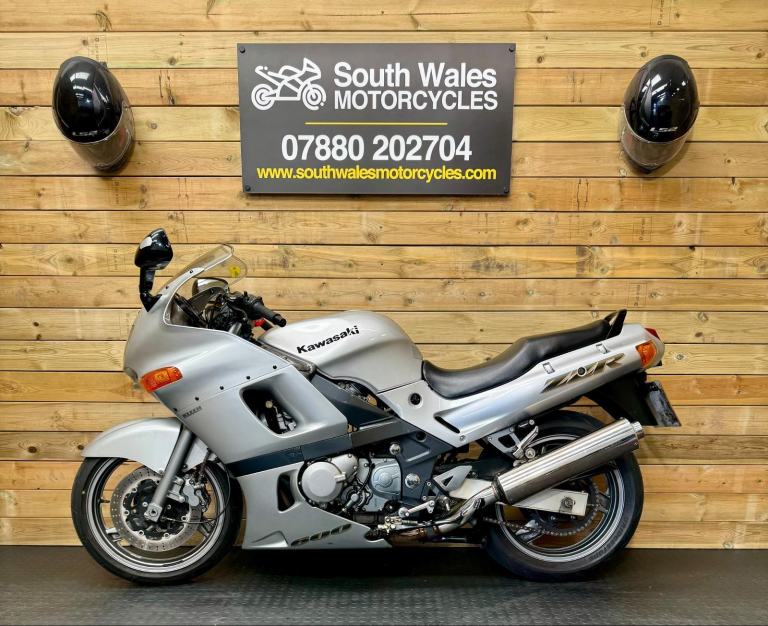 Kawasaki ZX600 : 2003 (53) model : JUST 5511 MILES : 1 OWNER