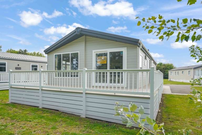 STATIC LODGE FOR SALE AT BROADLAND SANDS - FREE 2026 SITE FEES