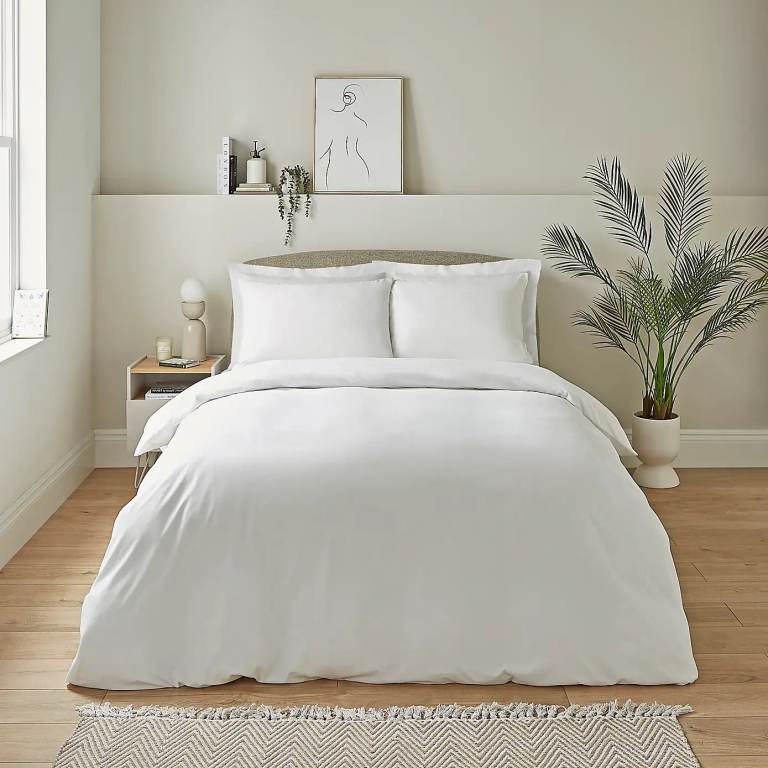 Nearly New - Double Bed Duvet Cover AND FREE Pillowcases - White