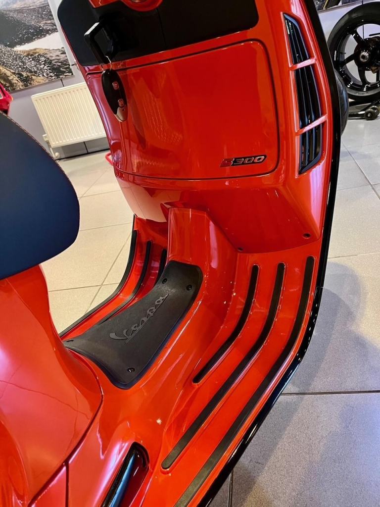 VESPA GTS 300 SUPERSPORT - 1400 MILES - 1 OWNER - EXTREMELY TIDY - EURO 5