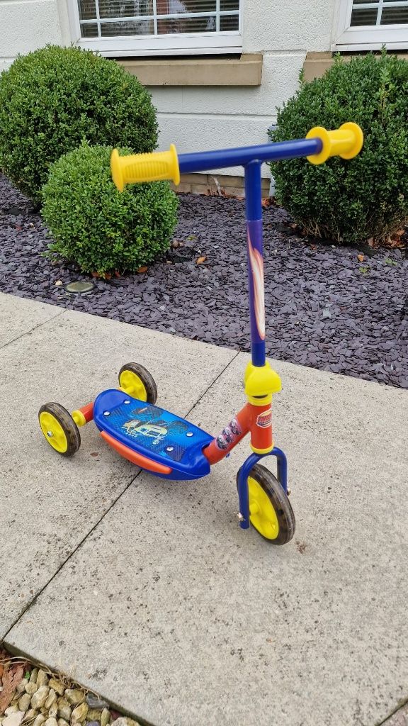 Blaze & Monster Machines 3 three wheel scooter