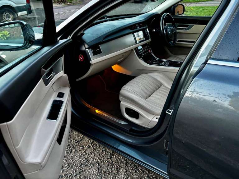 Jaguar XF 2.0d Portfolio Auto Euro 6 (s/s) 4dr 2016 (66 Reg) FSH - only 1 previous owner