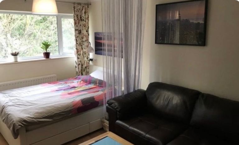 Extra Large double room with parking Luton LU2