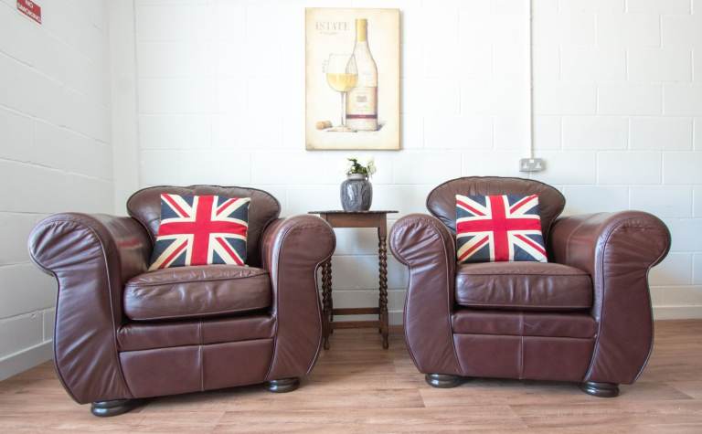 Pair of Gorgeous Brown Leather Club Armchairs in Excellent Condition