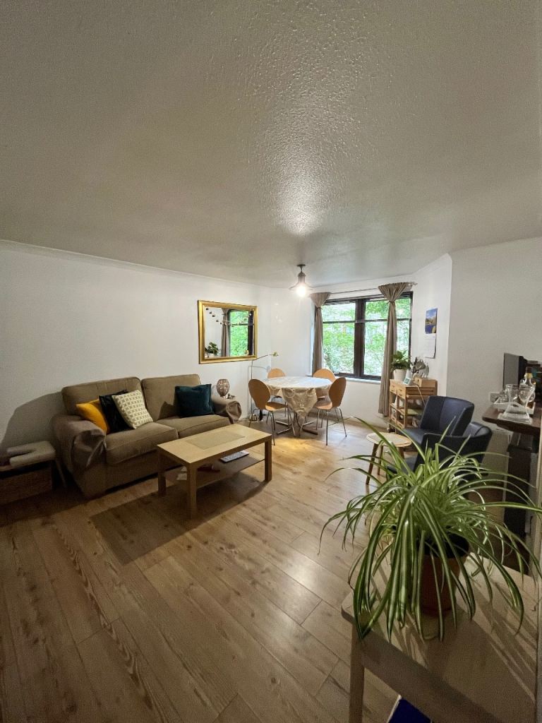     Cozy room available in quiet Leith flat