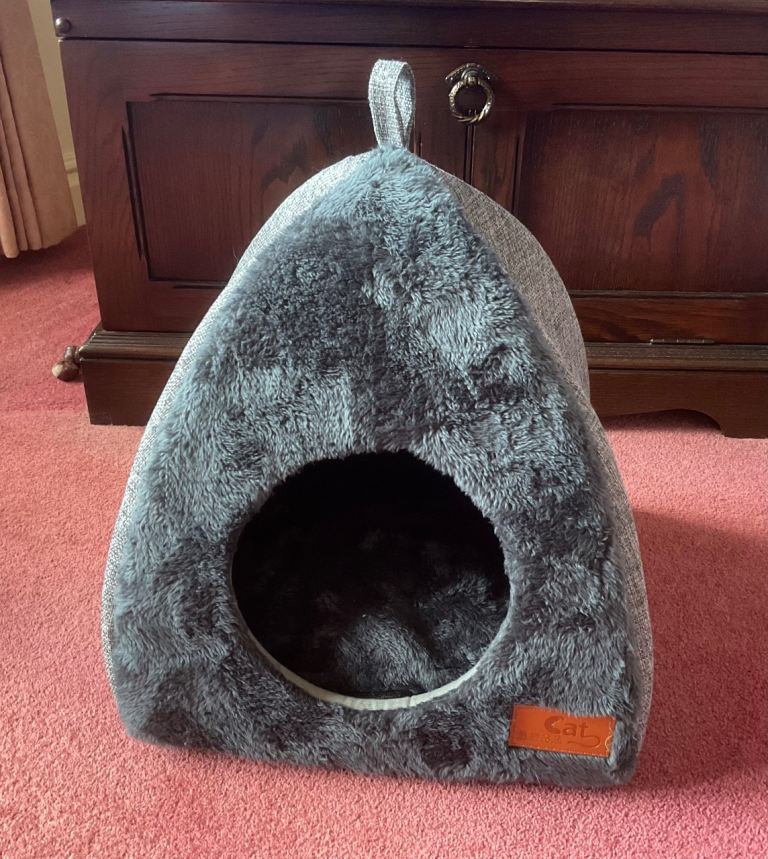 Cat igloo with cushion brand new never used can deliver 