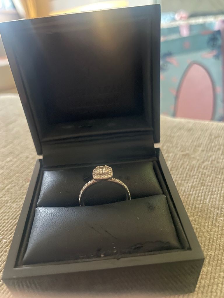 Beaverbrooks Maple Leaf Diamonds Ring – 18ct White Gold