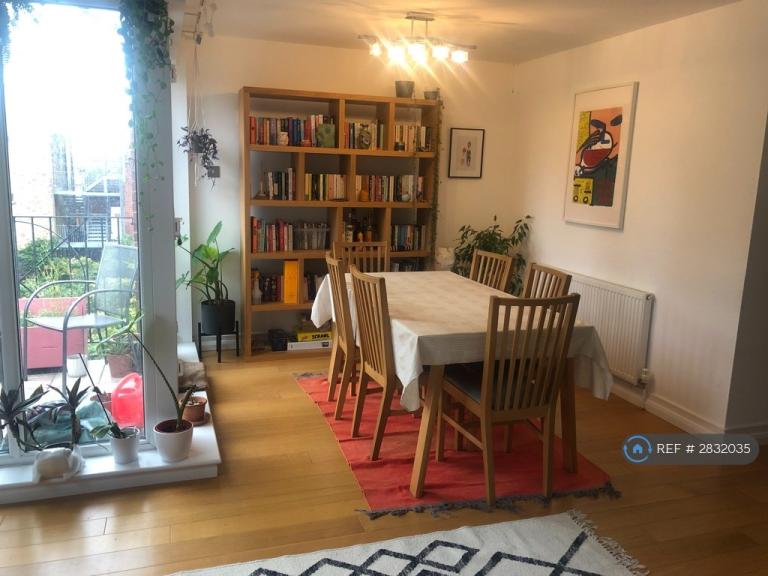 2 bedroom flat in Holden Avenue, London, N12 (2 bed) (#2832035)