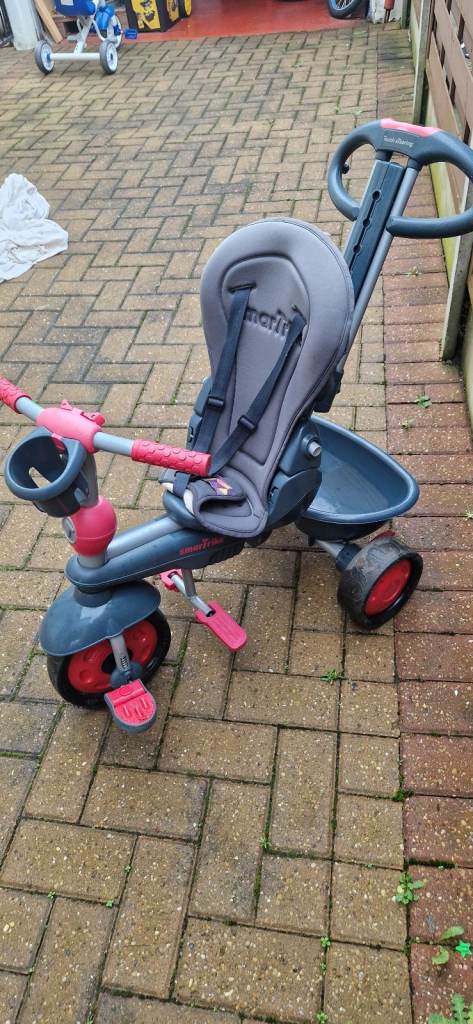 CHILDRENS TRICYCLE SMARTRIKE WITH PARENTAL HANDLE. GOOD CONDITION.
