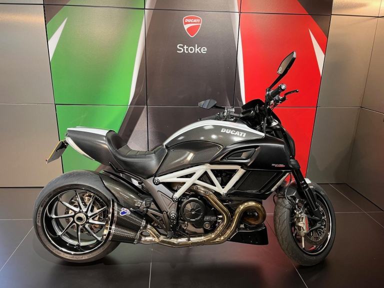 DUCATI DIAVEL 1200 CARBON WHITE. FULL TERMI SYSTEM 2 OWNERS FROM NEW