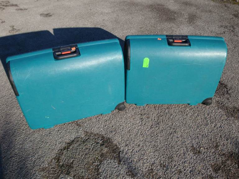 2x IDENTICAL LARGE CARLTON SUITACASES HARD SHELL Length 75cm, Width 24cm, Height 57cm