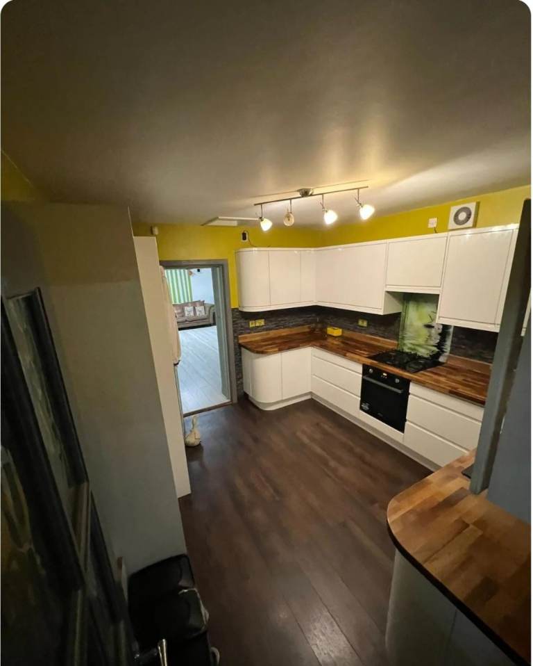 Beautiful 3-Bedroom Fully Furnished House – Prime Location Near Queslette & One Stop!