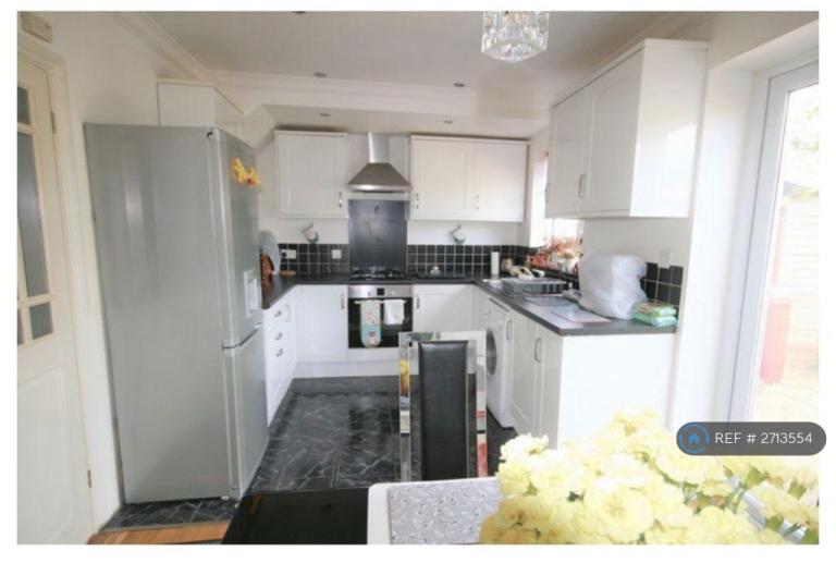 3 bedroom house in Cricklade Avenue, Romford, RM3 (3 bed) (#2713554)