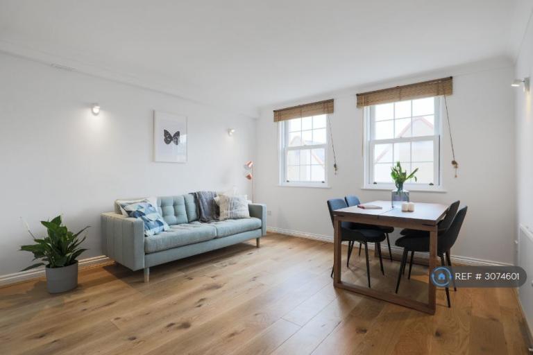 1 bedroom flat in Edward Square, London, SE16 (1 bed) (#3074601)