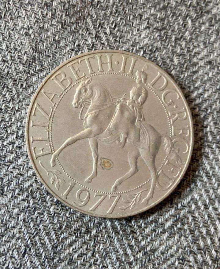 1977 Queen Elizabeth II DG.REG  FD Commemorative Coin  Queen Elizabeth 2  Jubilee