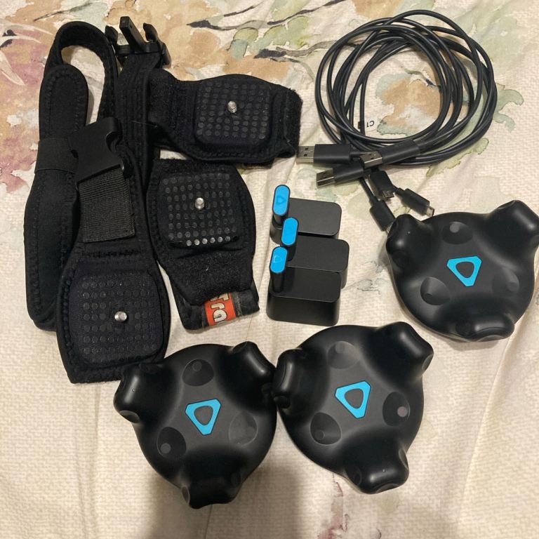 3x HTC Vive 2.0 trackers in perfect condition with worn trackstraps 