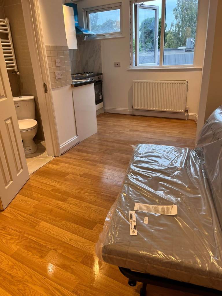 **Cozy and Modern Studio Flat located at centre of  High Street Acton - Utility Bills Included**
