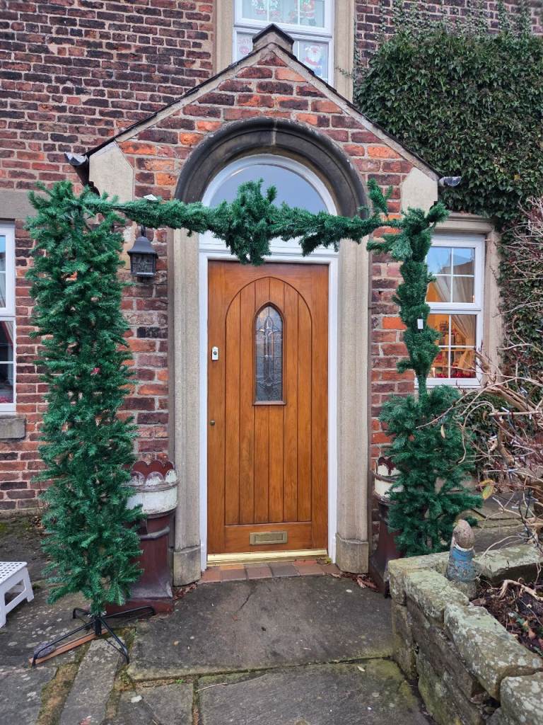 8ft (2.35m) Double Door Plain Green Flat Top Christmas Tree Arch with 2000 Tips