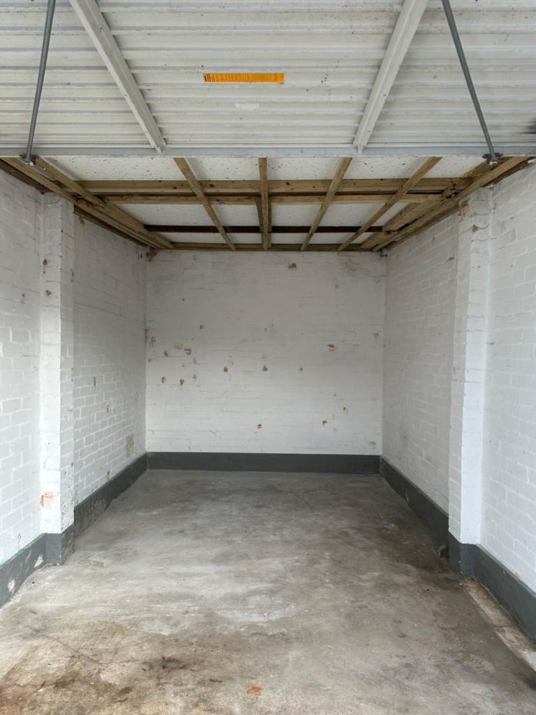 Rarely available garage to rent in Merstham RH1