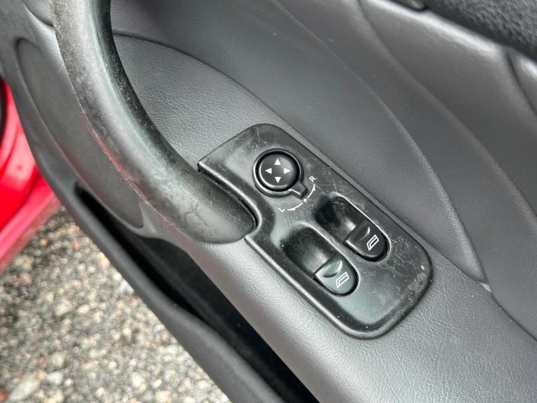 2006 Alfa Romeo 147 1.6 TS Lusso 3dr HATCHBACK Petrol Manual