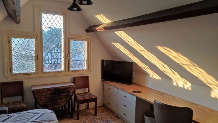 A Beautiful Newly Renovated Attic Studio – £800/month (All Bills Included)