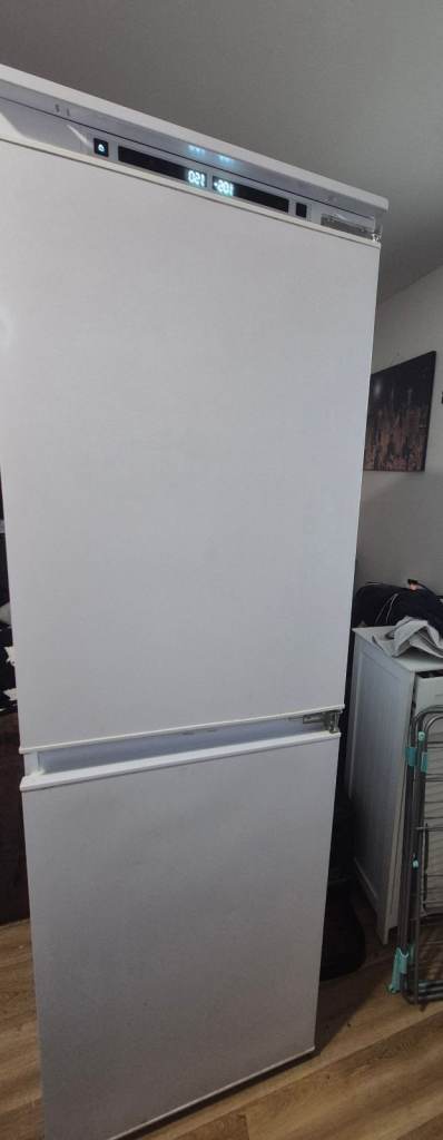 Montpellier MIFF5151F Integrated No Frost Fridge Freezer
