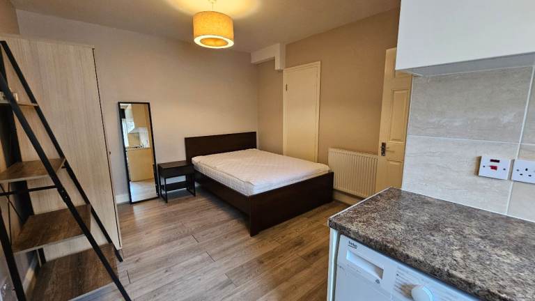 Ground floor studio flat close to Cricklewood Broadway. Includes all bills except electric.