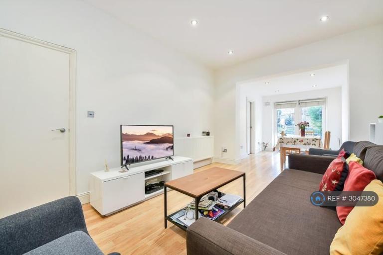 2 bedroom flat in Sutton Road, London, N10 (2 bed) (#3047380)
