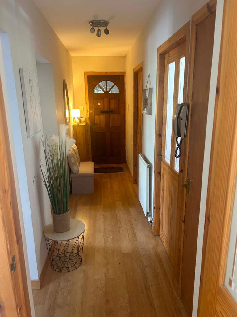2 bedroom ground floor flat in excellent condition near ARI with garden and free parking 