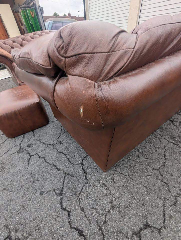 Brown Chesterfield Leather Sofa Suite 2 x Sofas & Matching Footstool
