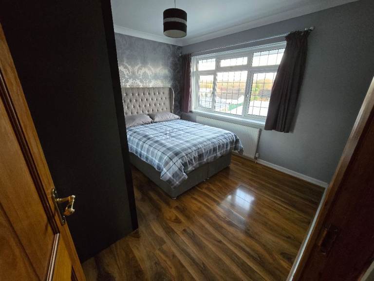 Double Room to Rent £700 – Maidenhead, Professionals & Students)