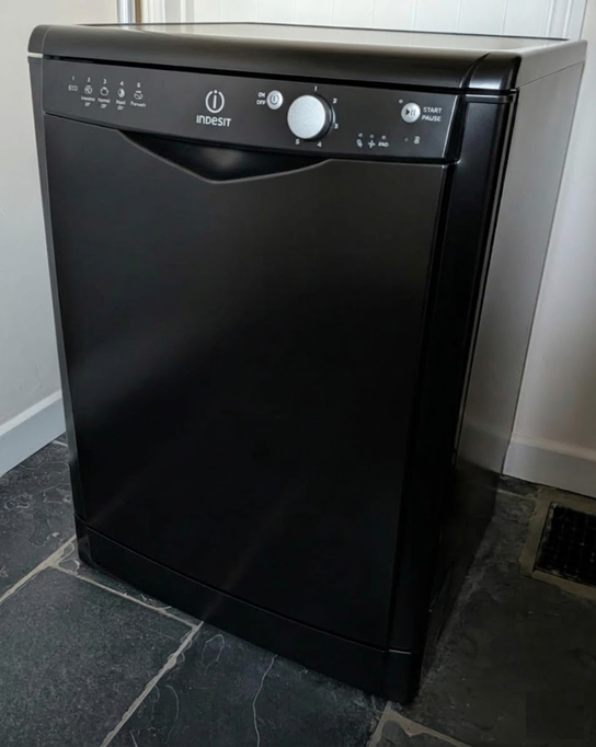 Black Indesit DFG 15B1 K freestanding dishwasher