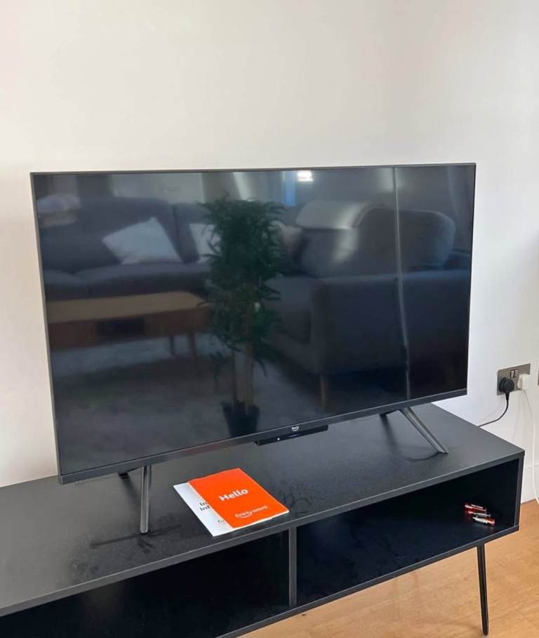 * FREE DELIVERY BEAUTIFUL 4K UHDReady43 Inch * AMAZON Omni QLED FIRE TV SMART TV WIFI FREEPLAY TELE