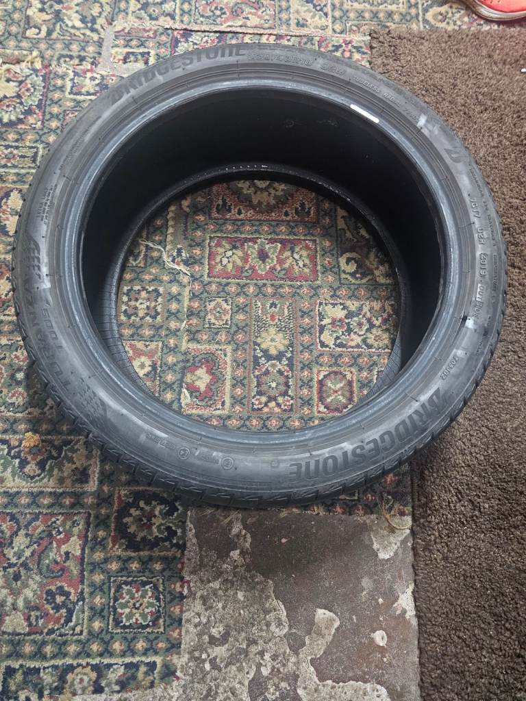Bridgestone Turanza 225x40x18 tyre.