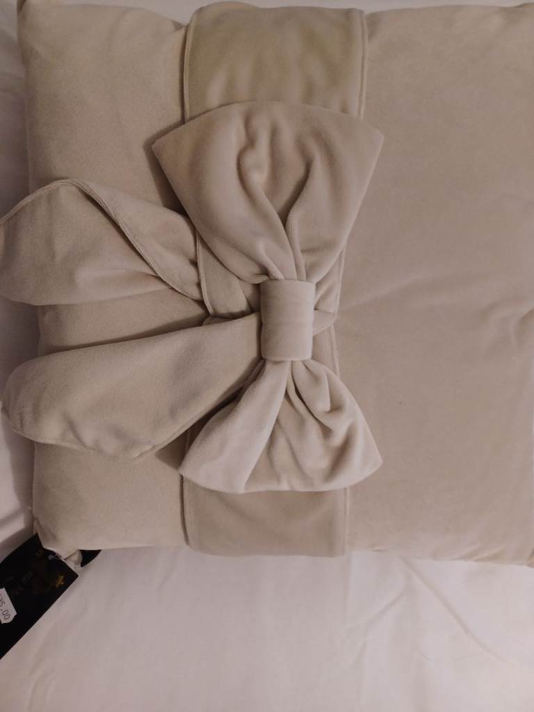 Bow cushions