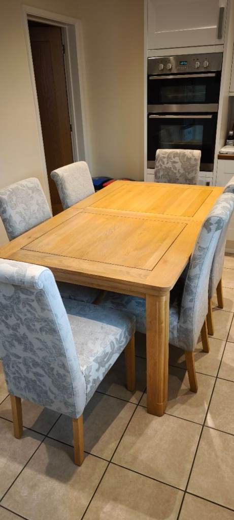 Solid oak dining table and 6 chairs 