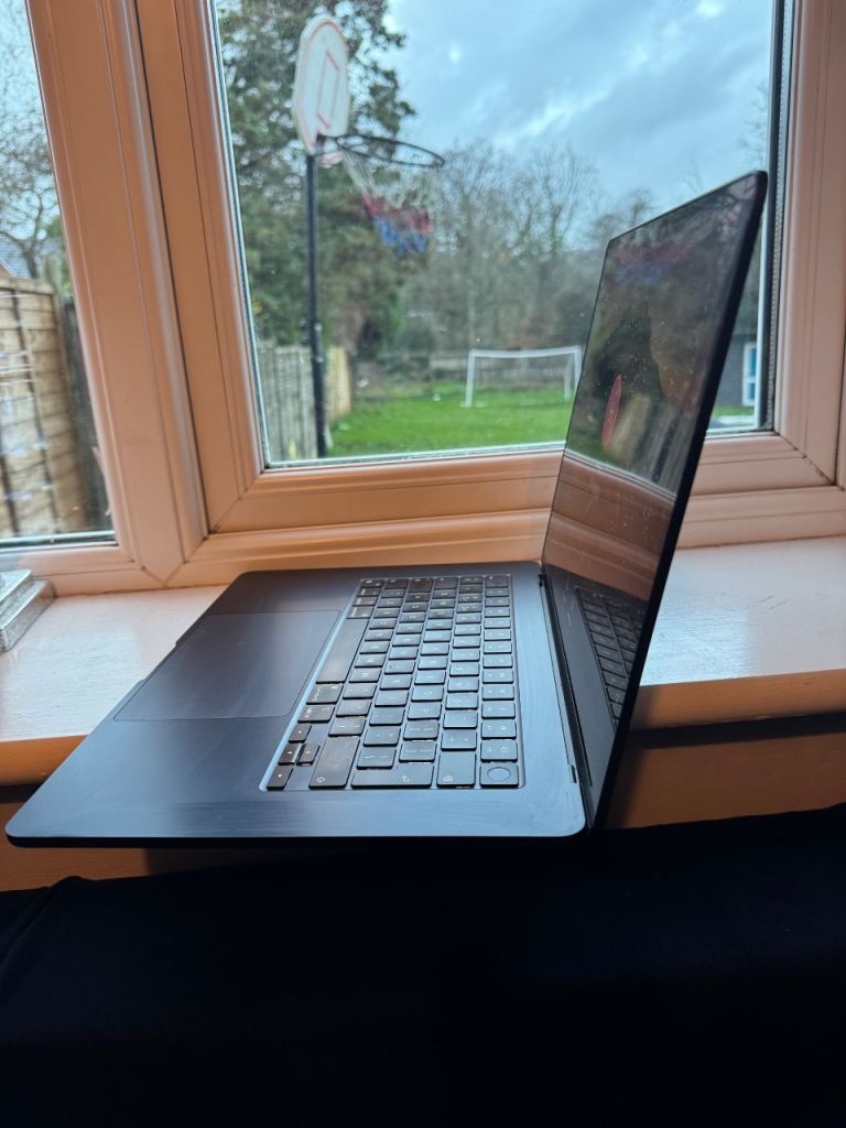 Apple MacBook Air M2 8-Core 15” 2023 with box