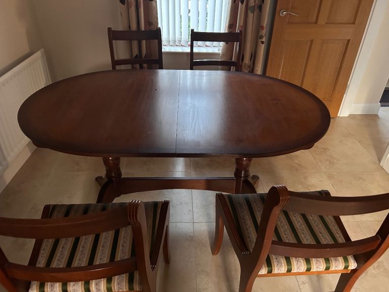 Wooden Extendable Dining Table & 4 Chairs – Good Condition