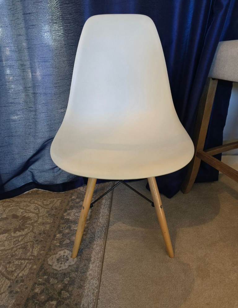 White plastic eames style dining chair