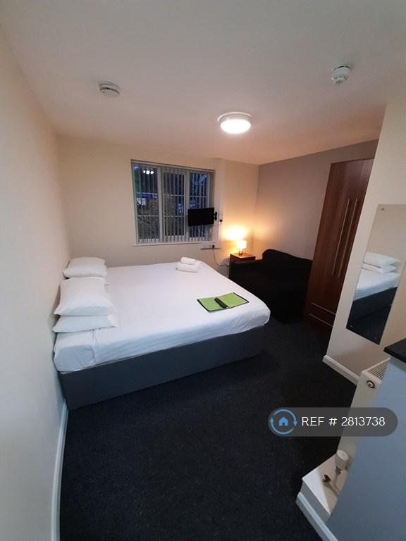 1 bedroom flat in Liverpool Road, Newcastle Under Lyme, ST5 (1 bed) (#2813738)