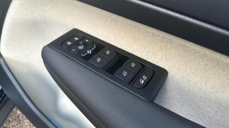  Volvo XC40 2.0 B4 MHEV Ultra Bright DCT Auto Euro 6 (s/s) 5dr Petrol/Electric Hybrid Automatic