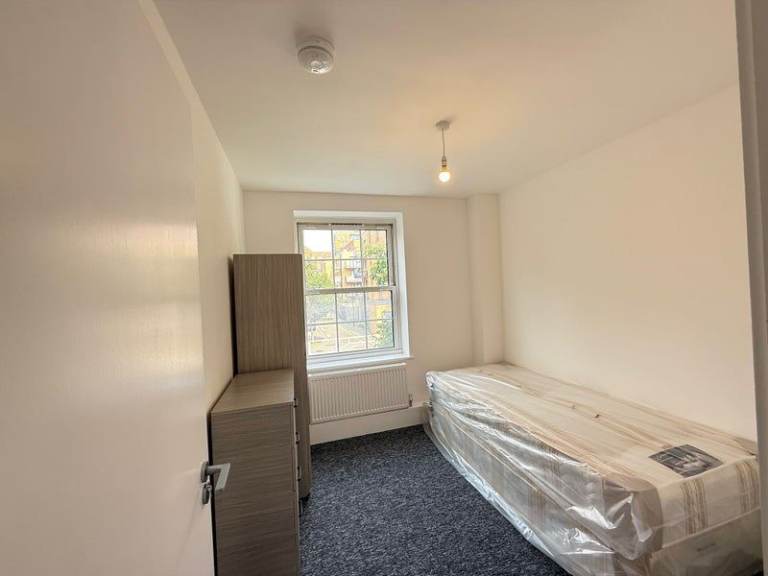 BRIGHT SINGLE ROOM TO RENT IN MANOR HOUSE - AVAILABLE NOW ⭐