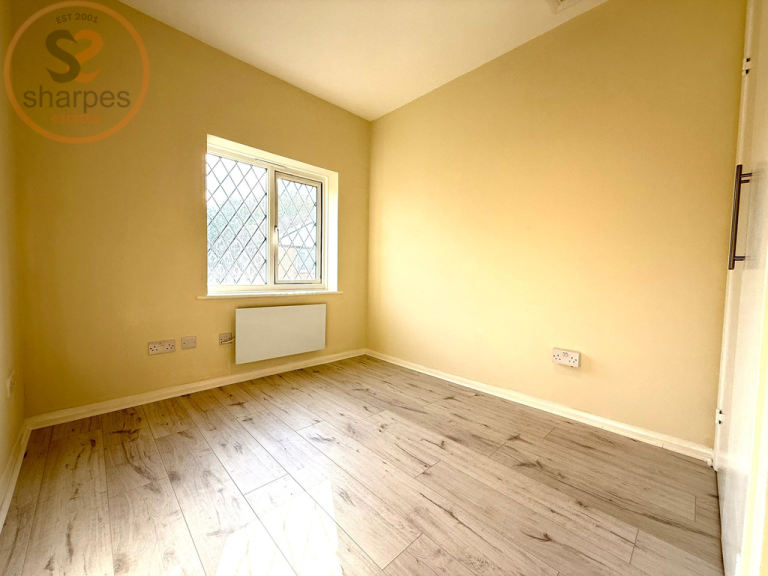 1 bedroom flat in Heathfield Drive, Mitcham, Surrey