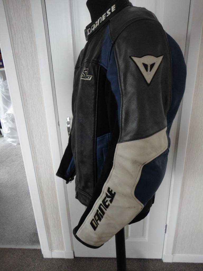 Dainese motorbike leather jacket with elbow and shoulder pads size 44 inch chest 