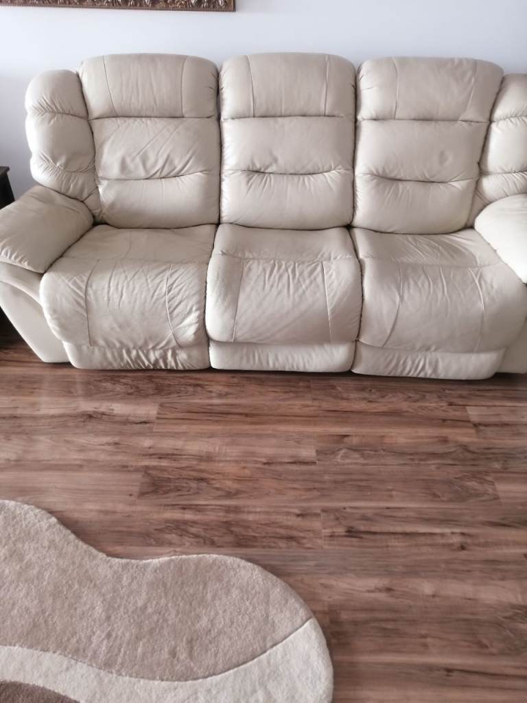 Lazy boy Cream Three-Seater Recliner Sofa – Good Condition