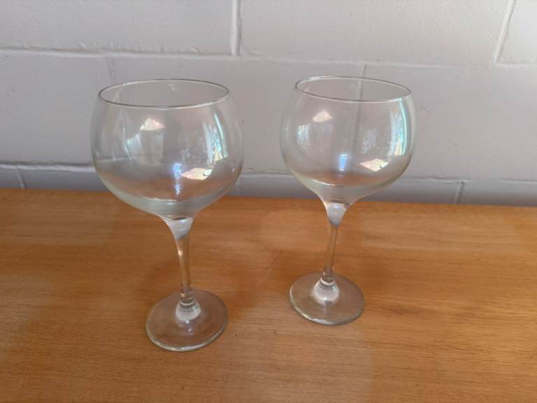 2x balloon wine glasses