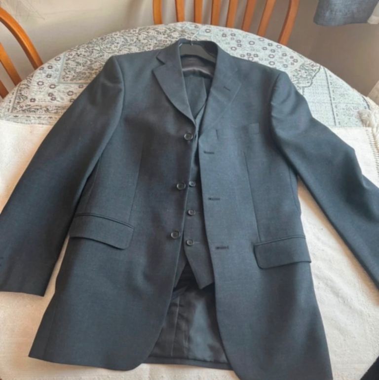 M&S Men's dark Charcoal Suit – Medium (36in Chest)