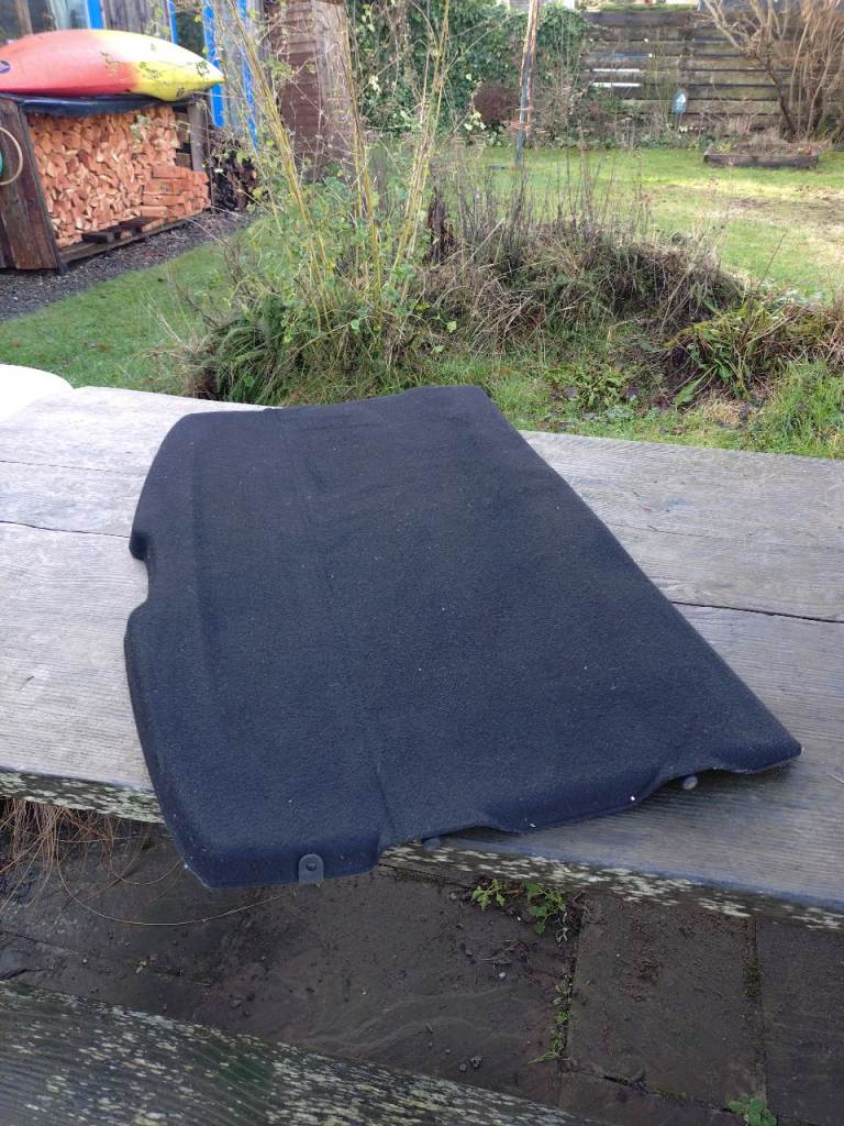 Peugeot 2008 Parcel shelf. 2018 vehicle.