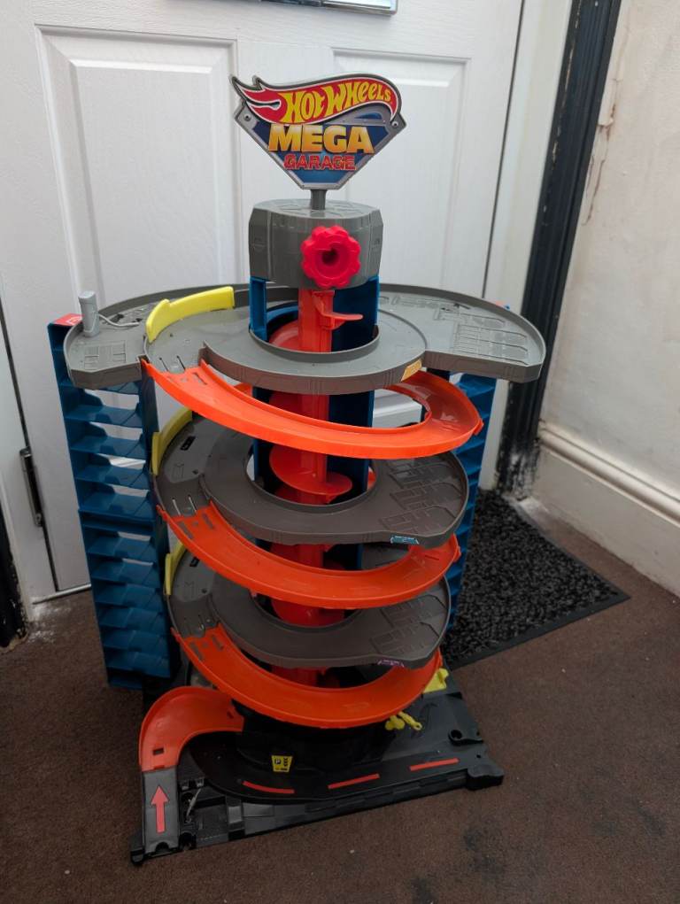 Hot wheels mega garage