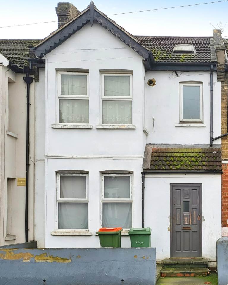 5 bedroom house in Spacious 5-Bedroom Family Home / Investment Opportunity for Sale E12
